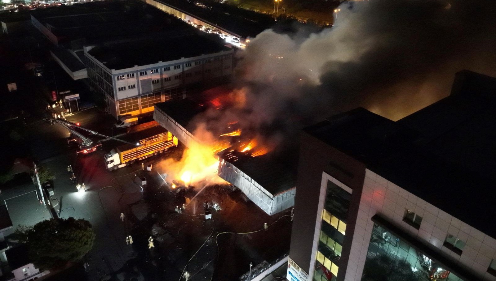 basaksehirde sanayi sitesinde yangin vfCWM2tv