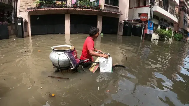 dogu hindistanin bati bengal eyaletinde siddetli muson yagmurlari nedeniyle hayat durma noktasina geldi Hwrv6b6l
