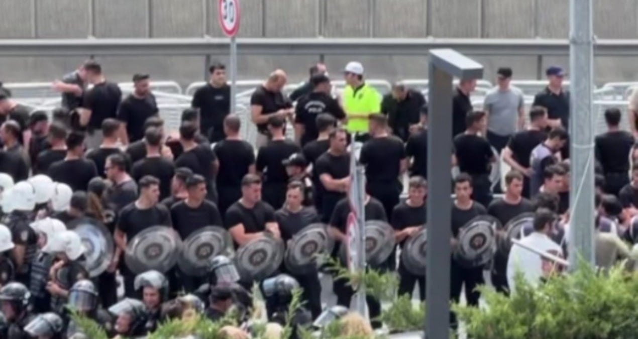 kayyum gursel tekini koruyan siyah giyimli korumalar dikkat cekti YKHPBB8q