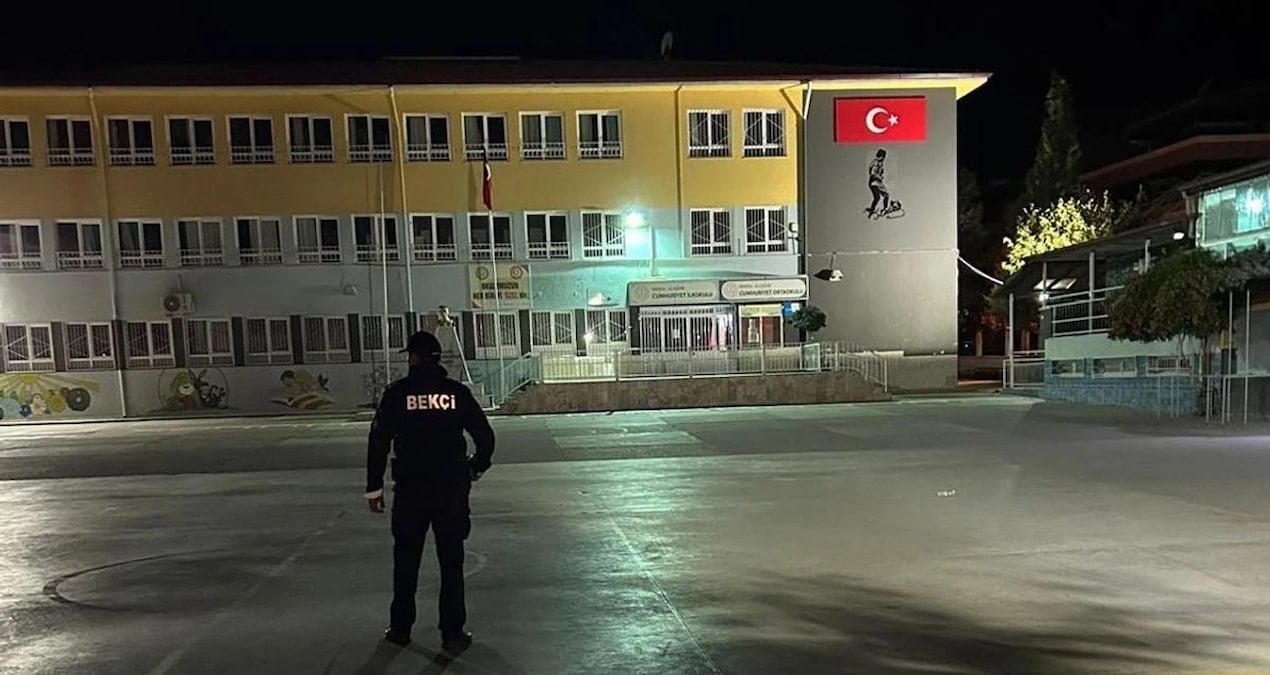 okulda ciplak dolasan bekciye sorusturma QfcDup88