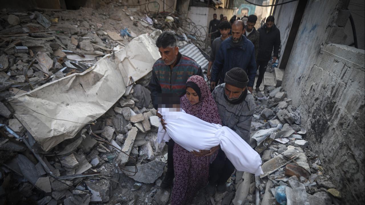 gazzede katil israilin 2 yildir devam eden saldirilarinda olen cocuk sayisi 20 bini asti PW1NHLZ6