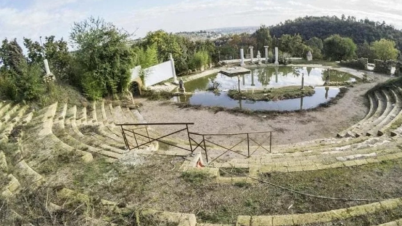 Fiberglastan antik tiyatro yapti turistleri kandirdi belediyeyi bile uyuttu EMEyyCFK