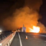 Mazot yuklu tanker devrildi alevler geceyi aydinlatti yarali surucu kendini son anda kurtardi Emiuaf2p