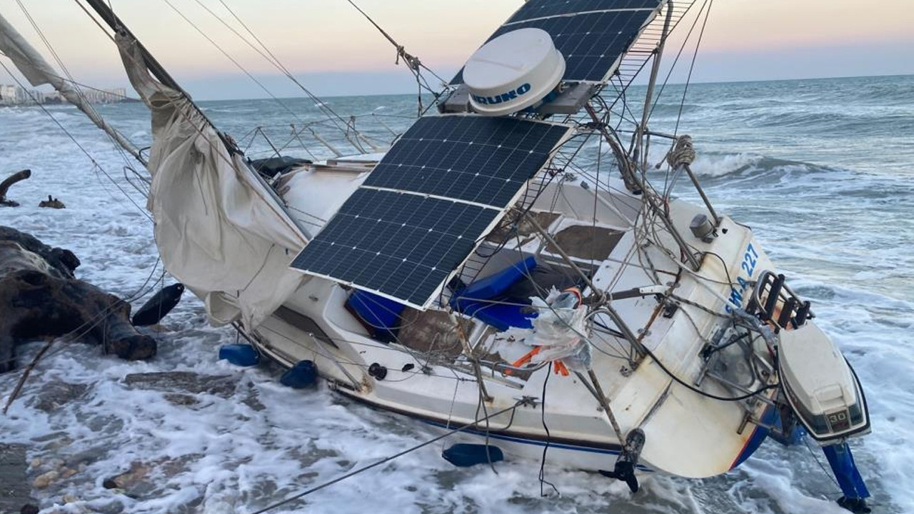 Mersin erdemlide firtina nedeniyle yelkenli tekne kiyiya vurdu fdxZnDBv